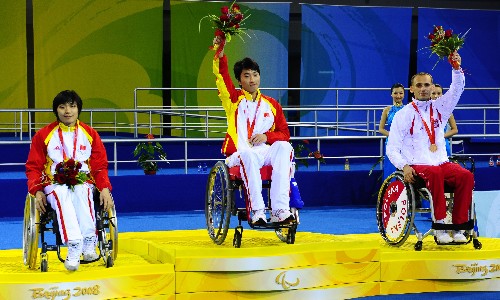 9月14日,中國選手葉如意(中)、張蕾(左)和波蘭選手達(dá)留什·彭德在頒獎儀式上。當(dāng)日,在北京2008年殘奧會輪椅擊劍男子個人花劍A級比賽中,中國選手葉如意獲得冠軍,中國選手張蕾和波蘭選手達(dá)留什·彭德分獲二、三名。 新華社記者 任勇 攝