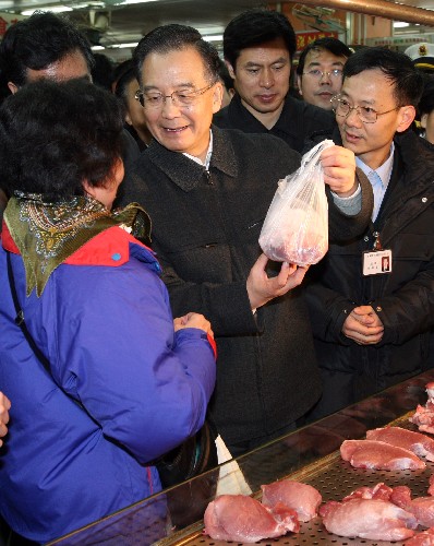 1月30日,中共中央政治局常委、國(guó)務(wù)院總理溫家寶冒雨考察廣東省市場(chǎng)供應(yīng)工作。這是溫家寶在廣州東川新街市農(nóng)貿(mào)市場(chǎng)考察。新華社記者姚大偉攝