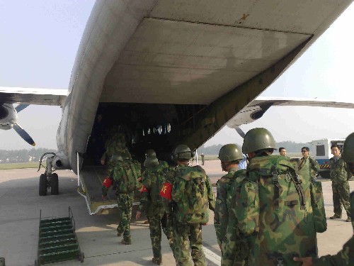 5月13日,空軍空降兵某部4500余名官兵在開封某機場登機,奔赴汶川地震重災區(qū)參加搶險救援工作。 新華社記者 李剛 攝