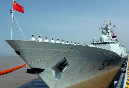 7月16日,“舟山”號導彈護衛(wèi)艦官兵在甲板上列隊,準備出發(fā)。當日,中國海軍第三批護航編隊從浙江舟山起航,赴亞丁灣、索馬里海域執(zhí)行接替第二批護航編隊護航任務,此舉標志著中國海軍護航行動進入常態(tài)化運行。第三批護航編隊由海軍東海艦隊“舟山”號和“徐州”號兩艘導彈護衛(wèi)艦及“千島湖”號綜合補給艦,以及2架艦載直升機和數(shù)十名特戰(zhàn)隊員組成,整個編隊800余人。新華社記者 郭剛 攝