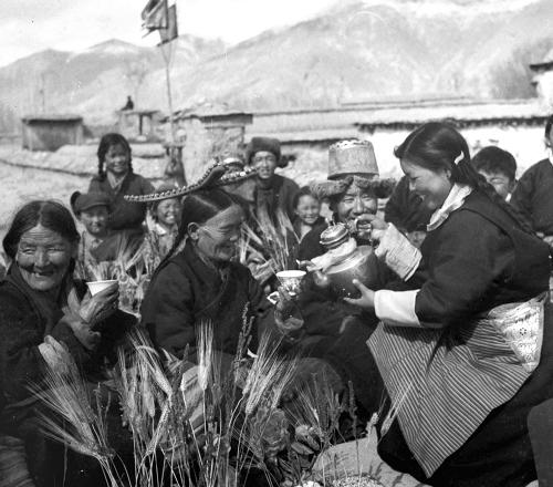 1960年2月27日,拉薩居民們歡聚一起喝酒,喝酥油茶,共慶翻身后的第一個藏歷新春。 “太陽啊霞光萬丈,雄鷹啊展翅飛翔,高原春光無限好,叫我怎能不歌唱。驅(qū)散烏云見太陽,幸福的歌聲傳四方。”藏族同胞的嘹亮歌聲,唱出了民主改革后西藏人民的幸福生活。 西藏自古以來就是我國領(lǐng)土不可分割的一部分。新中國成立后,中央政府根據(jù)國內(nèi)外形勢,為維護(hù)民族團(tuán)結(jié),確定了和平解放西藏的方針。1951年5月23日,中央人民政府和西藏地方政府正式簽署《關(guān)于和平解放西藏辦法的協(xié)議》(又稱《十七條協(xié)議》)。《協(xié)議》簽訂后,人民解放軍開始進(jìn)入西藏,幫助西藏人民發(fā)展生產(chǎn),開展貿(mào)易。 中央政府保護(hù)西藏的政治、宗教制度,幫助發(fā)展西藏的經(jīng)濟(jì)文化,改善人民生活。為了改善西藏的交通狀況,黨和政府修筑了康藏公路和青藏公路。這兩條公路建成通車后,大批物資源源不斷地運(yùn)到西藏,緩解了進(jìn)藏部隊和工作人員物資供應(yīng)的困難,也大大改善了西藏人民的生活。西藏的社會經(jīng)濟(jì)在中央政府的幫助下有了很大發(fā)展。 但是,民族分裂分子卻不斷地蠱惑和策動武裝叛亂。1959年3月10日,西藏上層反動分子公
