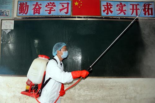 10月10日,萬寧市疾病預(yù)防控制中心工作人員在萬城鎮(zhèn)南坡小學(xué)教室消毒。當日,海南省疾病預(yù)防控制中心和萬寧市疾病預(yù)防控制中心帶領(lǐng)工作組,對洪澇災(zāi)區(qū)萬寧市的中小學(xué)進行全面消毒防疫,為學(xué)校復(fù)課做準備。新華社記者 王暉余 攝