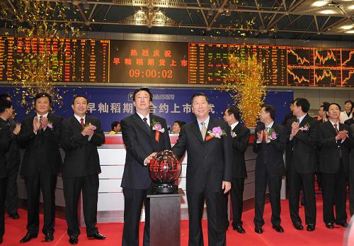 4月20日上午9點(diǎn),早秈稻期貨合約在鄭州商品交易所上市交易。當(dāng)日,經(jīng)中國證監(jiān)會(huì)批準(zhǔn),我國第一大糧食作物早秈稻期貨交易在鄭州商品交易所啟動(dòng),填補(bǔ)了我國大宗糧食品種沒有稻谷期貨的空白。新華社記者 趙鵬 攝