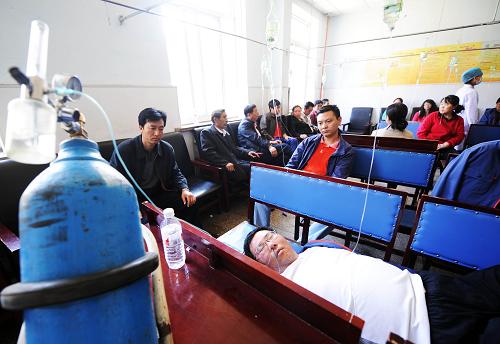 5月13日,患者在吉林市職業(yè)病醫(yī)院接受治療。當(dāng)日,吉林省吉林市政府證實(shí),吉林一家化工企業(yè)部分職工和附近居民近日因接觸不明氣體出現(xiàn)不良反應(yīng),截至當(dāng)日已有161人住院治療。目前事件原因仍未查明。 新華社記者 王昊飛 攝