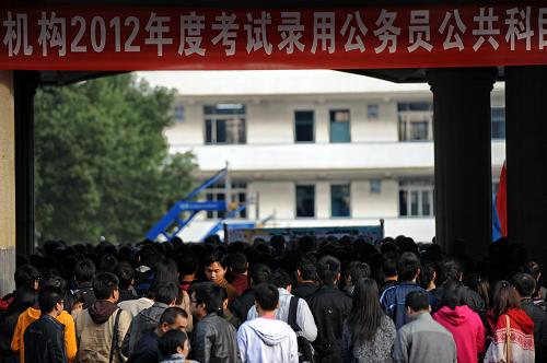 11月27日,在江西南昌一考點(diǎn),參加公務(wù)員考試的大批考生準(zhǔn)備進(jìn)入考場(chǎng)。新華社記者 周密 攝