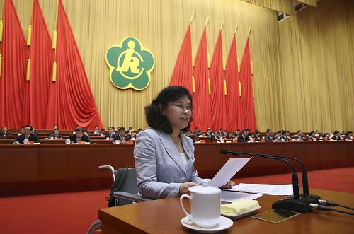 9月17日,中國殘疾人聯(lián)合會第六次全國代表大會在北京人民大會堂開幕。這是中國殘聯(lián)主席張海迪作報告。新華社記者 龐興雷 攝