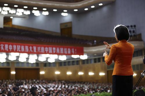 9月17日,中國殘疾人聯(lián)合會第六次全國代表大會在北京人民大會堂開幕。這是一位手語翻譯在大會現(xiàn)場服務。新華社記者 蘭紅光 攝