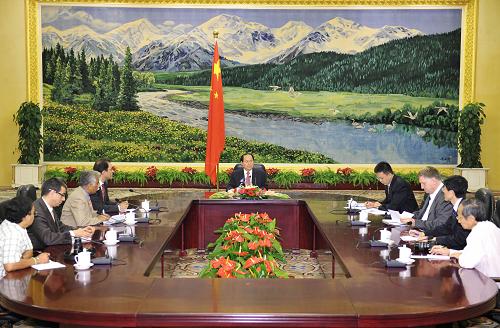 近日,全國(guó)人大常委會(huì)副委員長(zhǎng)司馬義·鐵力瓦爾地在北京,以自己的親身經(jīng)歷和所見所聞,就烏魯木齊“7·5”事件和新疆發(fā)展問題接受部分國(guó)外媒體記者集體采訪。 新華社記者 謝環(huán)馳攝