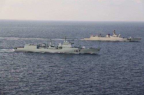 中國海軍兩批護航編隊在亞丁灣會師 北京時間4月13日11時,中國海軍第二批護航編隊在亞丁灣東部海域與剛完成第40批護航任務的首批護航編隊會合。按計劃,兩支編隊將兩次聯合護航。圖為4月13日,第二批護航編隊的“深圳”號導彈驅逐艦(左)與第一批護航編隊的“武漢”號導彈驅逐艦航行在亞丁灣海域。 新華社發(fā)(虞章才攝)