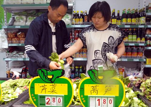 5月19日,一名殘疾人店員(左)在蘇州首家殘疾人農(nóng)產(chǎn)品平價直銷店內(nèi)幫顧客選購蔬菜。江蘇省蘇州市首家殘疾人農(nóng)產(chǎn)品平價直銷店于5月18日在該市殘疾人創(chuàng)業(yè)孵化基地開張。蘇州市政府將農(nóng)產(chǎn)品平價直銷店建設與幫助殘疾人就業(yè)對接,為殘疾人就業(yè)、創(chuàng)業(yè)提供新的平臺。當?shù)貧埪?lián)不僅為農(nóng)產(chǎn)品平價直銷店的開設提供場地,還予以免除房租等優(yōu)惠政策。新華社發(fā)(王建康 攝)