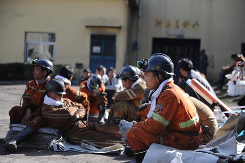 貴州響水煤礦事故死亡人數(shù)增至19人 11月25日,救援人員在換班期間恢復(fù)體力,等待再次下井救援。 截至11月25日12時(shí),貴州響水煤礦煤與瓦斯突出事故已造成19人遇難,目前仍有4人下落不明,現(xiàn)場(chǎng)救援仍在緊張進(jìn)行中。經(jīng)過(guò)救援人員全力施救,目前距離突出點(diǎn)還有20米,預(yù)計(jì)現(xiàn)場(chǎng)救援工作可在今天下午結(jié)束。 新華社發(fā)(陶亮 攝)