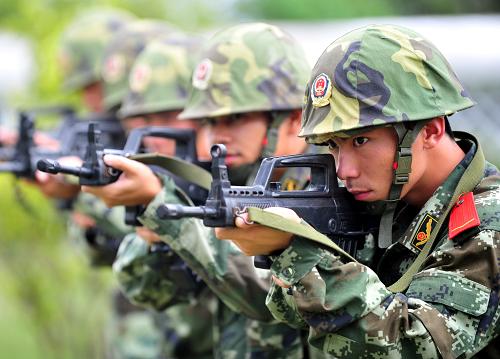 7月24日,武警福州市邊防支隊戰(zhàn)士在進行處突反恐演練。 “八一”建軍節(jié)前夕,武警福州市邊防支隊應急處突特訓隊進行強化訓練,以優(yōu)異的成績向“八一”建軍節(jié)獻禮。 新華社記者 張國俊攝