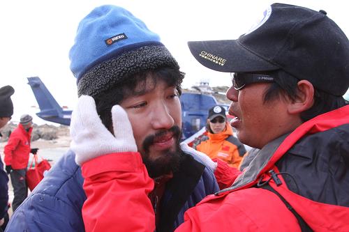 3月5日,一名中國南極中山站越冬隊員(左)在與隊友告別。新華社記者 崔靜 攝