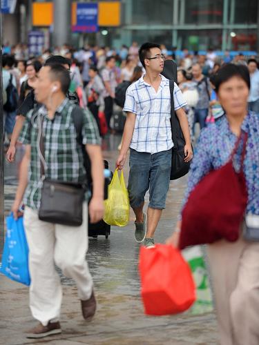 8月26日,旅客從成都火車(chē)站出站口出站。 新華社記者薛玉斌攝