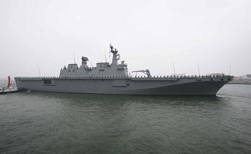 4月20日下午,韓國(guó)“獨(dú)島”號(hào)兩棲攻擊艦抵達(dá)青島港1號(hào)碼頭。 新華社記者 查春明 攝
