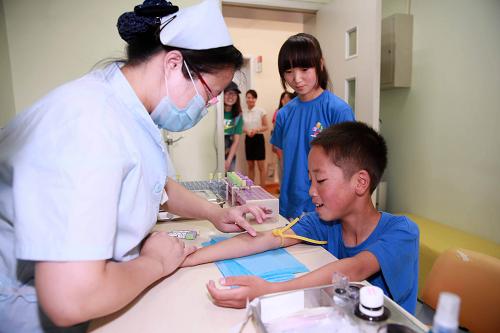8月6日,一名甘肅地震孤兒在北京一家醫(yī)院接受免費體檢。新華社發(fā)