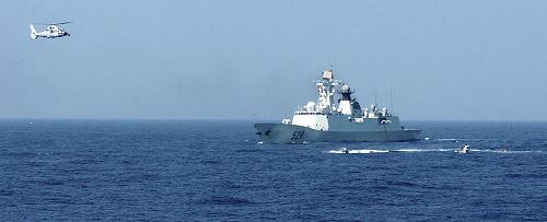 11月7日,在“軍地聯(lián)合反海盜演練”中,“舟山”艦、艦載直升機(jī)和艦載小艇在海上攔截“海盜小艇”。新華社記者 郭剛 攝