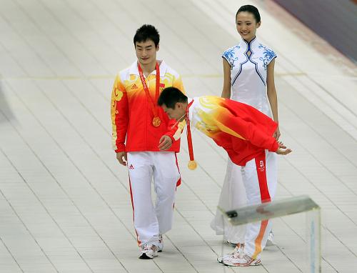 8月13日,中國選手秦凱(左)/王峰在頒獎儀式向觀眾致謝。 新華社記者 蘭紅光 攝