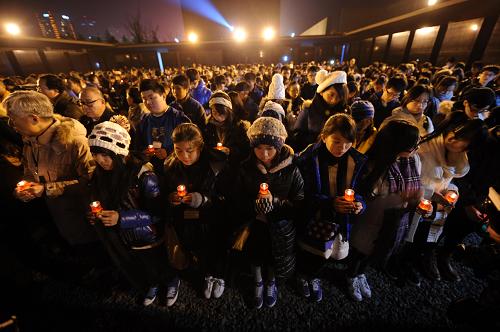 12月12日,各界人士參加“為南京大屠殺遇難者守靈儀式暨和平燭光祭”活動(dòng)。當(dāng)晚,侵華日軍南京大屠殺遇難同胞紀(jì)念館舉行“為南京大屠殺遇難者守靈儀式暨和平燭光祭”活動(dòng),來自美國、加拿大、捷克、希臘、葡萄牙、韓國、印度、尼泊爾、日本等國家和地區(qū)的和平友好人士以及國內(nèi)多家紀(jì)念館、博物館的代表點(diǎn)燃3000支紅燭,悼念30萬遇難者。2012年12月13日,是侵華日軍南京大屠殺30萬同胞遇難75周年的祭日。新華社記者 孫參 攝