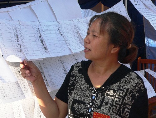 6月26日,綿竹市廣濟鎮(zhèn)社區(qū)干部賈多敏展示補助金發(fā)放明細單。 新華社記者 舒適 攝