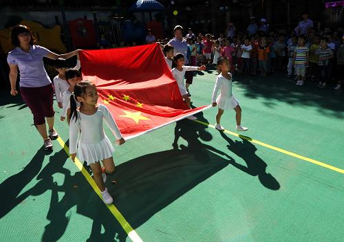 9月3日,北京東四五條幼兒園的師生在開學(xué)典禮上舉行升國旗儀式。當(dāng)日,北京市許多幼兒園和中小學(xué)迎來新學(xué)期。新華社記者 公磊 攝