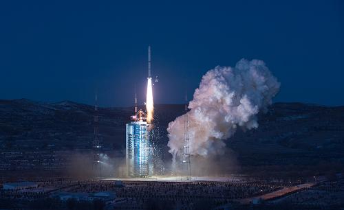 我國(guó)成功發(fā)射“環(huán)境一號(hào)”C衛(wèi)星 11月19日,搭載“環(huán)境一號(hào)”C衛(wèi)星“的“長(zhǎng)征二號(hào)丙”運(yùn)載火箭發(fā)射升空。 11月19日6時(shí)53分,我國(guó)在太原衛(wèi)星發(fā)射中心用“長(zhǎng)征二號(hào)丙”運(yùn)載火箭,將“環(huán)境一號(hào)”C衛(wèi)星發(fā)射升空并送入預(yù)定軌道。 “環(huán)境一號(hào)”C衛(wèi)星是一顆合成孔徑雷達(dá)衛(wèi)星,將與2008年9月成功發(fā)射的“環(huán)境一號(hào)”A、B衛(wèi)星組成環(huán)境與災(zāi)害監(jiān)測(cè)預(yù)報(bào)小衛(wèi)星星座,形成對(duì)我國(guó)大部分地區(qū)災(zāi)害與環(huán)境情況的動(dòng)態(tài)監(jiān)測(cè)預(yù)報(bào)能力。 新華社記者劉潺攝