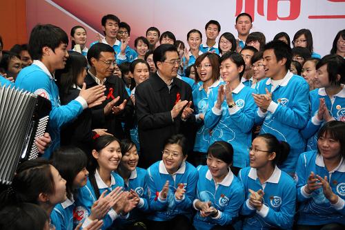 11月30日,在第22個世界艾滋病日到來之際,中共中央總書記、國家主席、中央軍委主席胡錦濤和中共中央政治局常委、國務(wù)院副總理李克強(qiáng)來到北京國家會議中心,參加首都防治艾滋病志愿者活動。 新華社發(fā)
