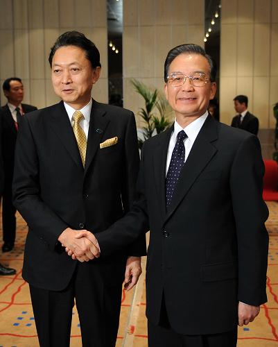12月17日,國(guó)務(wù)院總理溫家寶在哥本哈根會(huì)見日本首相鳩山由紀(jì)夫。新華社記者 劉建生 攝
