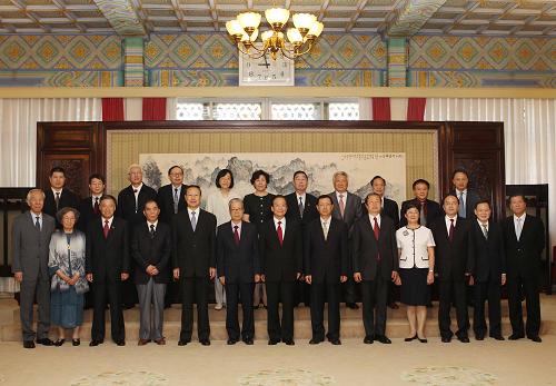 這是溫家寶頒發(fā)聘書后同新聘任的參事、館員合影。新華社記者 劉衛(wèi)兵 攝