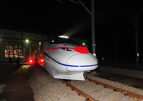 12月26日凌晨,首列動(dòng)車組從武漢動(dòng)車基地出庫,進(jìn)入武漢火車站,執(zhí)行首次武漢到廣州的高速運(yùn)營。新華社記者 程敏 攝