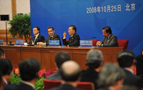10月25日,第七屆亞歐首腦會議記者招待會在會議閉幕后在北京人民大會堂舉行。亞歐首腦會議協(xié)調(diào)員領導人中國國務院總理溫家寶同文萊蘇丹哈桑納爾、法國總統(tǒng)薩科齊、歐盟委員會主席巴羅佐共同出席并回答中外記者的提問。 新華社記者 劉建生 攝