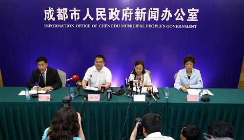 5月11日,成都市衛(wèi)生局局長楊偉(左二)在新聞發(fā)布會(huì)上發(fā)言。5月11日凌晨,成都市人民政府舉行新聞發(fā)布會(huì),通報(bào)在四川發(fā)現(xiàn)的1例甲型H1N1流感疑似病例情況。目前病人已在成都市傳染病醫(yī)院接受隔離治療。新華社記者 陳建力 攝