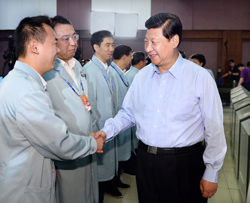 6月24日,中共中央總書記、國家主席、中央軍委主席習(xí)近平來到北京航天飛行控制中心,同正在天宮一號(hào)執(zhí)行任務(wù)的神舟十號(hào)航天員聶海勝、張曉光、王亞平親切通話。這是通話結(jié)束后,習(xí)近平同飛控大廳工作人員一一握手,致以問候。新華社記者 李濤 攝