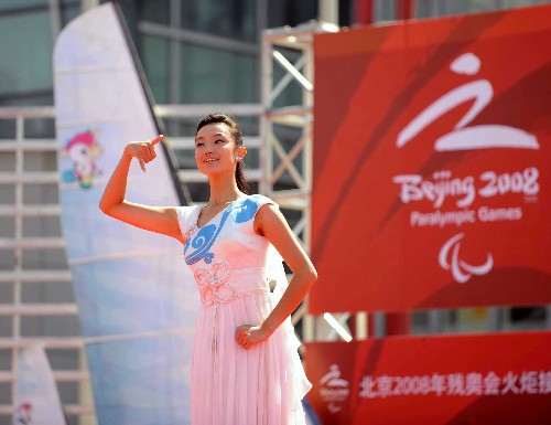 9月2日,北京殘奧會(huì)圣火采集使者姜馨田在起跑儀式上表演手語詩。新華社記者 徐亮 攝