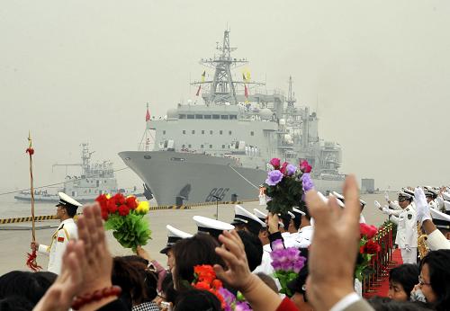 11月2日,在浙江舟山某軍港,眾人歡送第七批護航編隊起航。當日,由東海艦隊“舟山”號、“徐州”號導彈護衛(wèi)艦和“千島湖”號綜合補給艦組成的海軍第七批護航編隊從舟山起航,前往亞丁灣、索馬里海域執(zhí)行護航任務。編隊含艦載直升機兩架、特戰(zhàn)隊員數十名,隨艦官兵780余人。新華社發(fā)(吳琳紅 攝)