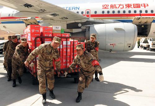 4月23日,救援人員將東航救災(zāi)飛機(jī)空運(yùn)到玉樹(shù)的食品卸下飛機(jī)。新華社記者 何俊昌 攝