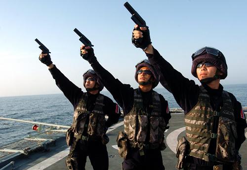 9月10日,3名中國海軍特戰(zhàn)隊員準(zhǔn)備發(fā)射中俄海軍聯(lián)合護(hù)航信號彈。當(dāng)?shù)貢r間9月10日17時45分(北京時間22時45分),中國海軍護(hù)航編隊“舟山”號導(dǎo)彈護(hù)衛(wèi)艦與俄羅斯海軍護(hù)航編隊“特里布茨海軍上將”號大型反潛艦起航出發(fā),在亞丁灣海域執(zhí)行首次聯(lián)合護(hù)航任務(wù)。這是中國海軍赴亞丁灣、索馬里海域執(zhí)行護(hù)航任務(wù)以來首次與外國海軍實施聯(lián)合護(hù)航。 新華社記者郭剛攝