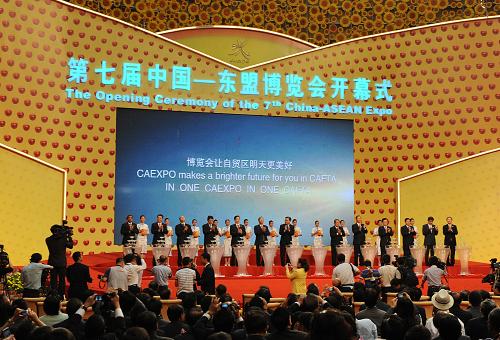 10月19日,剪彩嘉賓準備將象征自貿(mào)區(qū)成果的果汁傾入主席臺前的“成果之杯”。新華社記者 劉廣銘 攝