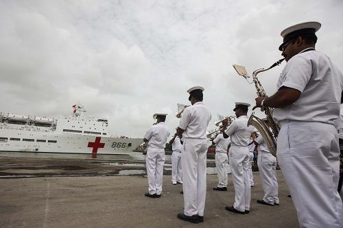 8月6日,在印度孟買港,印度海軍軍樂團(tuán)歡迎中國海軍“和平方舟”號醫(yī)院船。新華社記者 鄭煥松 攝
