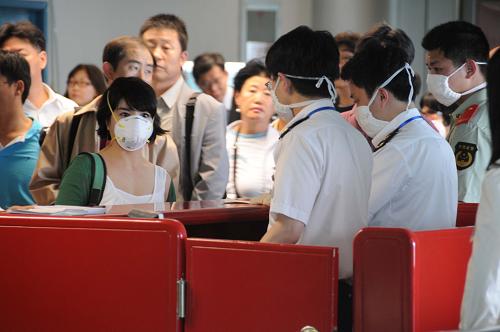 5月15日,入境旅客在出口處接受二次測(cè)溫,并重新核對(duì)查看《健康申明表》。當(dāng)日,南京市在祿口國(guó)際機(jī)場(chǎng)舉行一場(chǎng)甲型H1N1流感應(yīng)急處置演練,檢驗(yàn)了檢驗(yàn)檢疫系統(tǒng)和衛(wèi)生專(zhuān)業(yè)機(jī)構(gòu)的綜合應(yīng)對(duì)能力。新華社記者 朱旭東 攝