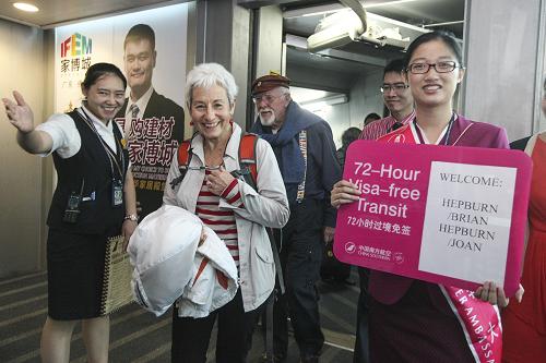 8月1日早6時(shí),來(lái)自新西蘭奧克蘭市的赫伯恩夫婦抵達(dá)廣州白云機(jī)場(chǎng)后走出機(jī)艙,前往柜臺(tái)辦理相關(guān)手續(xù),他們成為在廣州白云機(jī)場(chǎng)最先享受到過(guò)境免簽政策的旅客。 當(dāng)日零時(shí)起,廣東省對(duì)美國(guó)、英國(guó)、日本、韓國(guó)等45個(gè)國(guó)家持有第三國(guó)簽證和機(jī)票的外國(guó)人在廣州口岸實(shí)行72小時(shí)過(guò)境免簽政策。廣州成為北京、上海之后,第三個(gè)實(shí)施72小時(shí)過(guò)境免簽的城市。 據(jù)介紹,由于過(guò)境免簽72小時(shí)是從旅客抵達(dá)白云機(jī)場(chǎng)辦好免簽手續(xù)的次日零時(shí)算起,所以理論上外國(guó)旅客通過(guò)免簽在廣東可停留的時(shí)間上限為96小時(shí)。與北京、上海不同,境外旅客從白云機(jī)場(chǎng)入境后72小時(shí)內(nèi),可在廣東省內(nèi)任何一個(gè)城市自由活動(dòng)。新華社記者 盧漢欣 攝