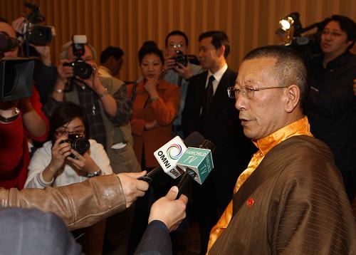 3月20日,中國全國人大西藏代表團團長、全國人大代表、西藏自治區(qū)人大常委會副主任新雜·單增曲扎活佛(右)在加拿大多倫多市回答記者提問。當日,中國全國人大西藏代表團抵達加拿大多倫多市并舉行新聞發(fā)布會和僑界座談會,向當地媒體和僑胞代表介紹了西藏社會、經濟和文化等方面的發(fā)展與保護情況。 新華社記者袁滿攝