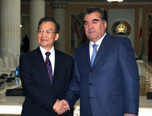 11月25日,國(guó)務(wù)院總理溫家寶在杜尚別會(huì)見(jiàn)塔吉克斯坦總統(tǒng)拉赫蒙。 新華社記者 姚大偉攝