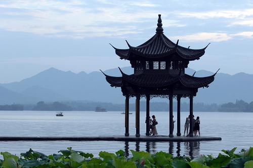 6月23日,游客在杭州西湖風(fēng)景區(qū)內(nèi)游覽。新華社記者 鞠煥宗 攝
