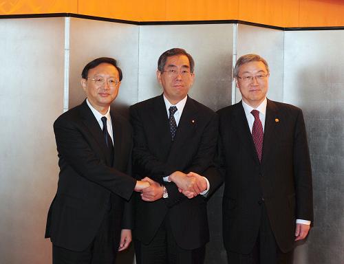 3月19日,在日本京都,中國外交部長楊潔篪(左)、日本外相松本剛明(中)和韓國外交通商部長官金星煥舉行會談前握手。當(dāng)日,中日韓三國外長會議在日本京都舉行。新華社記者 季春鵬 攝