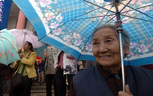 11月15日,開縣81歲老人吳永菊冒雨觀看舊城爆破?!⌒氯A社記者 楊磊 攝