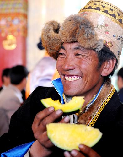 5月10日,藏族農(nóng)民邊多在品嘗自己種植的西瓜。在山東省有關(guān)部門進(jìn)行的科技援藏幫助下,西藏白朗縣已經(jīng)培養(yǎng)出300多名藏族農(nóng)民科技人員。在援藏科技人員的指導(dǎo)下,當(dāng)?shù)剞r(nóng)民已經(jīng)種植出17個(gè)品種的西瓜,搭建4912座瓜菜大棚,給當(dāng)?shù)剞r(nóng)民帶來3400多萬元的收入,農(nóng)業(yè)科技扎根藏族農(nóng)村。 新華社記者 覺果 攝
