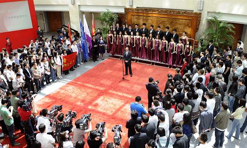 5月3日,外交部部長楊潔篪在“五四”青年節(jié)大學生專場公眾開放日活動中致辭。當日,外交部在北京舉辦“五四”青年節(jié)大學生專場公眾開放日活動,主題為“弘揚‘五四’愛國精神,青春奉獻祖國外交”。共有來自北京大學、清華大學等11所院校的170余名大學生參與了開放日活動。新華社記者 張鐸 攝