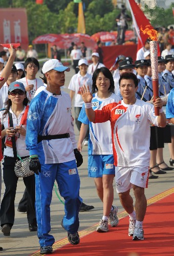 5月13日,火炬手張湘祥在進(jìn)行傳遞。當(dāng)日,北京奧運(yùn)圣火傳遞活動(dòng)在福建省龍巖市舉行。 新華社記者 張國(guó)俊 攝