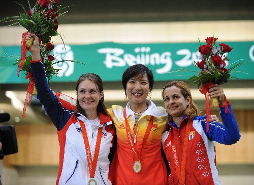 8月14日,中國選手杜麗(中)、捷克選手埃蒙斯(左)、古巴選手克魯茲在領(lǐng)獎臺上。 當日,在北京奧運會射擊女子50米步槍三姿決賽中,中國選手杜麗獲得金牌,捷克選手埃蒙斯獲得銀牌,古巴選手克魯茲獲銅牌。 新華社記者焦衛(wèi)平攝